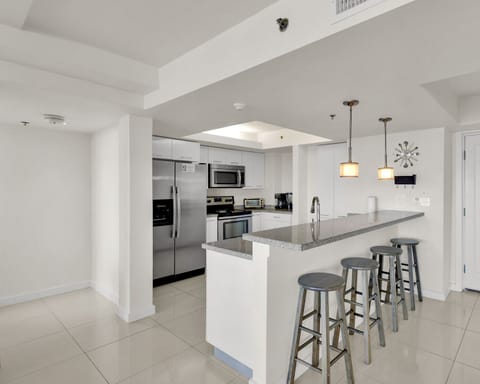 Exclusive Apartment, 3 Bedrooms, Balcony, Sea View | Private kitchen | Fridge, microwave, oven, stovetop