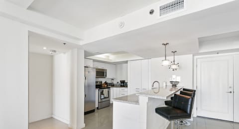 Exclusive Apartment, 3 Bedrooms, Balcony, Pool View | Private kitchen | Fridge, microwave, oven, stovetop