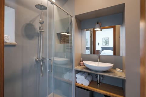 Double Room | Bathroom | Free toiletries, soap, shampoo, toilet paper