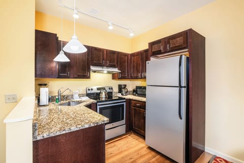 Fridge, microwave, stovetop, dishwasher