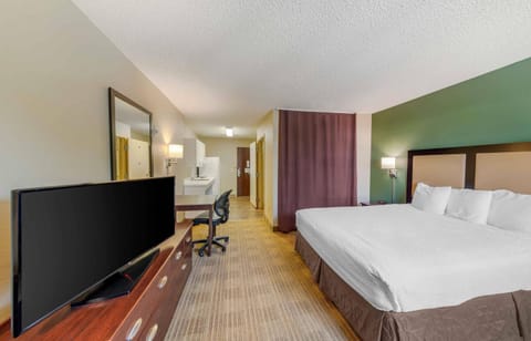 Desk, iron/ironing board, WiFi (free), bed sheets