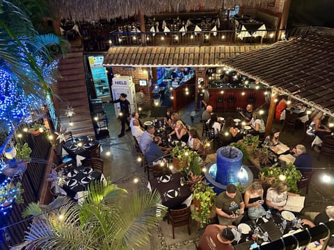 2 restaurants; lunch and dinner served