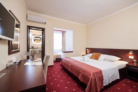 Classic Triple Room, 1 Bedroom | Soundproofing, free WiFi