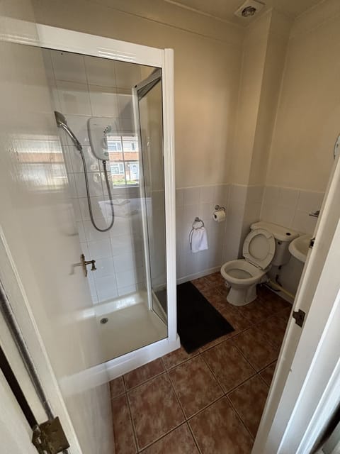 Standard Double or Twin Room, Ensuite | Bathroom | Free toiletries, towels, soap, shampoo