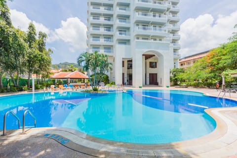 Indoor/outdoor pool