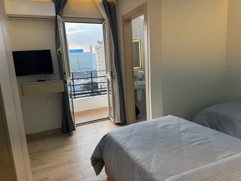 Deluxe Twin Room, Balcony, City View | Free WiFi, bed sheets