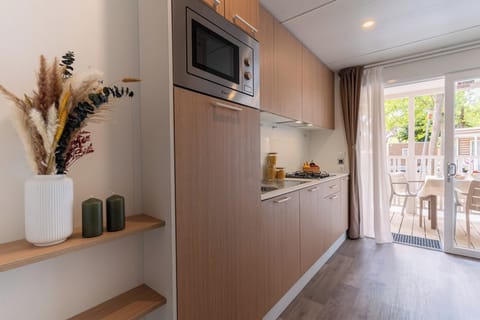 Comfort Mobile Home, Garden View | Private kitchen | Stovetop, cookware/dishes/utensils, dining tables, kitchen islands