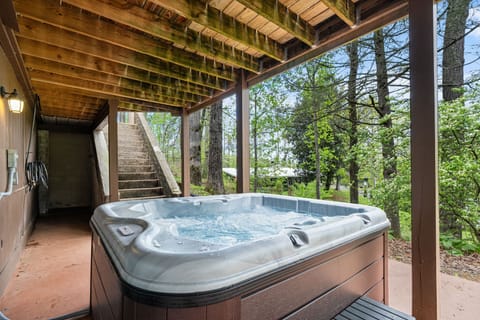 House, 4 Bedrooms | Outdoor spa tub
