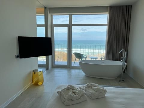 Suite Master | In-room safe, desk, blackout drapes, soundproofing