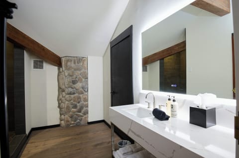 Premier Single Room, 1 King Bed with Sofa bed | Bathroom | Combined shower/tub, hair dryer, bathrobes, towels