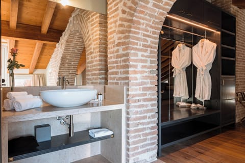 Executive Suite, Balcony, Canal View | Minibar, in-room safe, desk, blackout drapes