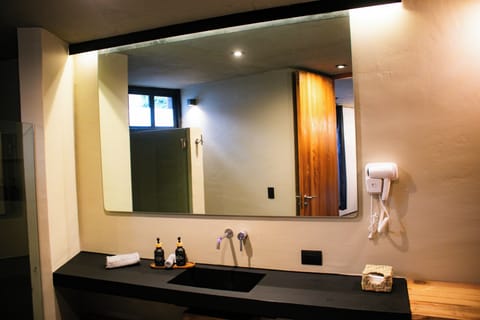Deluxe Suite, Garden View | Bathroom | Free toiletries, hair dryer, slippers, towels
