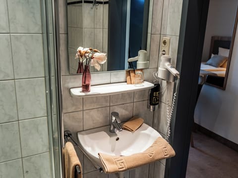 Double Room | Bathroom | Shower, free toiletries, hair dryer, towels