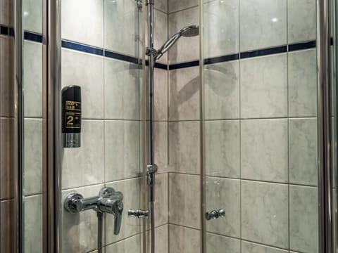 Double Room | Bathroom | Shower, free toiletries, hair dryer, towels