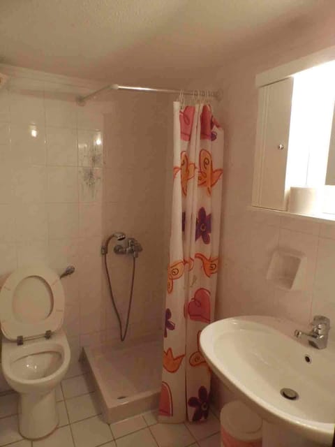 Ground Floor Apartment | Bathroom | Shower, hair dryer, towels
