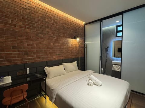 Premium Room, 1 Queen Bed | Premium bedding, in-room safe, desk, free WiFi