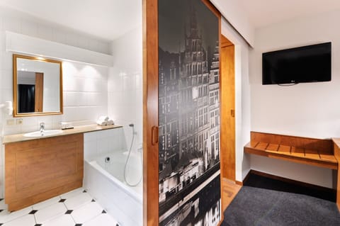 Separate tub and shower, free toiletries, hair dryer, towels