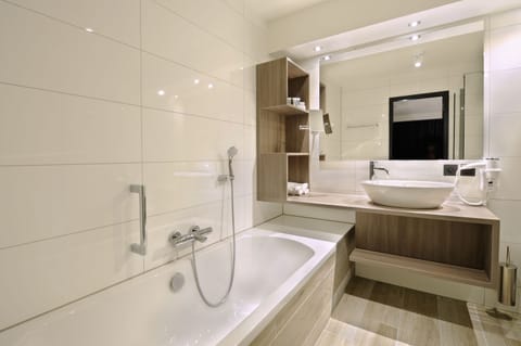 Separate tub and shower, free toiletries, hair dryer, towels