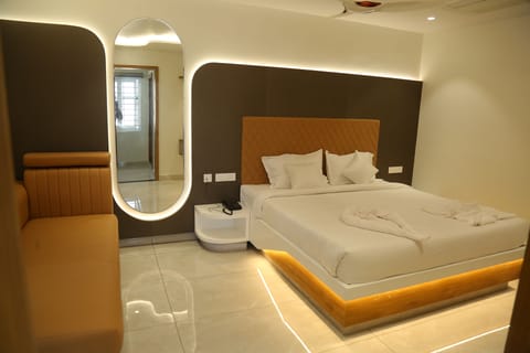 Luxury Suite, City View | Desk, laptop workspace, free WiFi