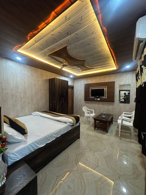 Deluxe Double Room | Select Comfort beds, desk, free WiFi