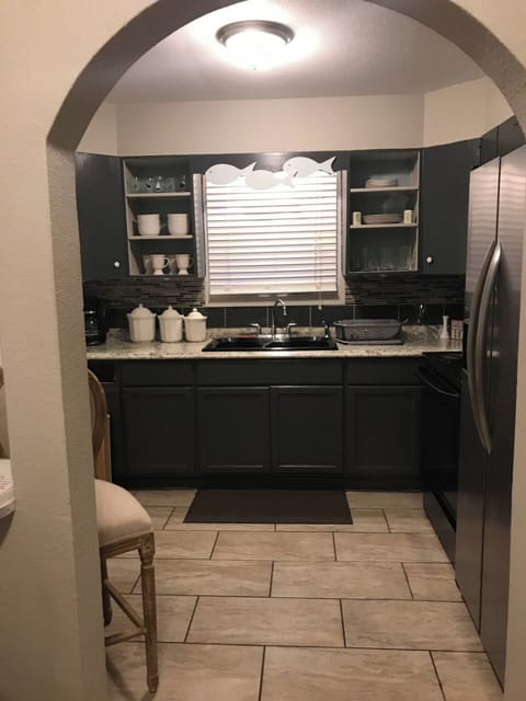 Signature Condo, 1 Bedroom, Kitchen, Beachside | Private kitchen | Fridge, microwave, oven, stovetop