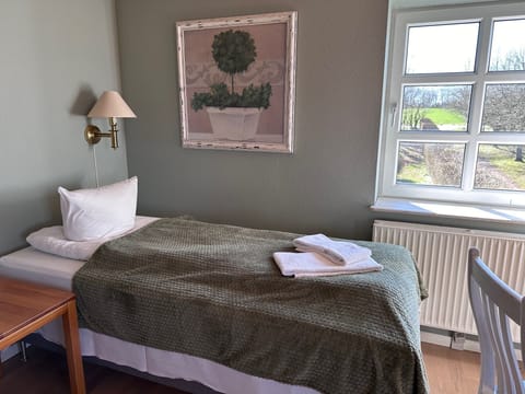Basic Double Room, Garden View | Bed sheets