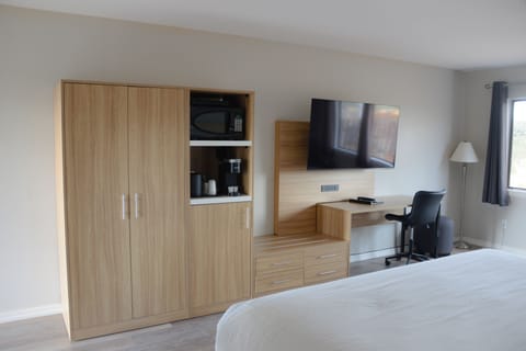 Room, 1 King Bed | Desk, iron/ironing board, rollaway beds, free WiFi