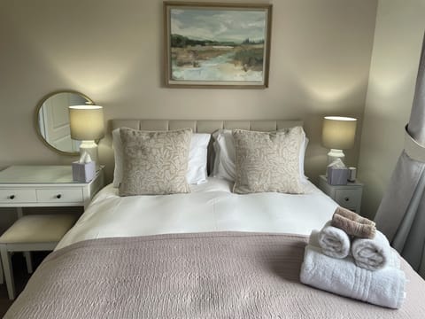 Standard Double Room | Individually decorated, individually furnished, desk, iron/ironing board