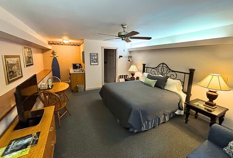 Superior Double Room, 1 King Bed, Non Smoking, Microwave | Soundproofing, iron/ironing board, free WiFi, bed sheets