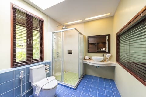 Deluxe Bungalow (Seaside) | Bathroom | Shower, free toiletries, towels
