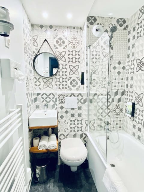 Combined shower/tub, towels