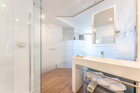 Shower, free toiletries, hair dryer, towels