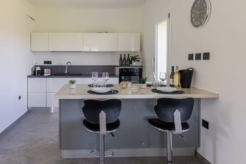 Apartment, Vineyard View | Private kitchen | Full-size fridge, microwave, oven, stovetop