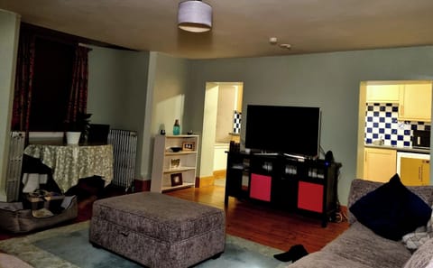 Apartment, 1 Bedroom | Living room | Books