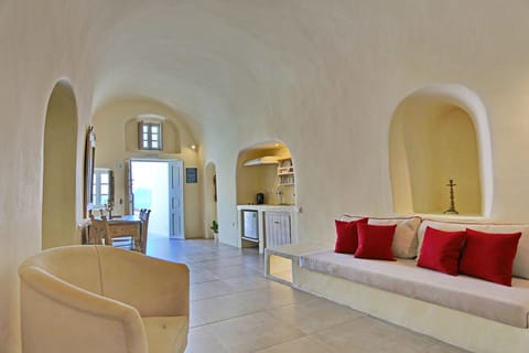 Suite, 2 Bedrooms, Sea View (Cave) | 1 bedroom, in-room safe, free WiFi, bed sheets