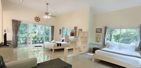 Peach Home | In-room safe, laptop workspace, rollaway beds, free WiFi