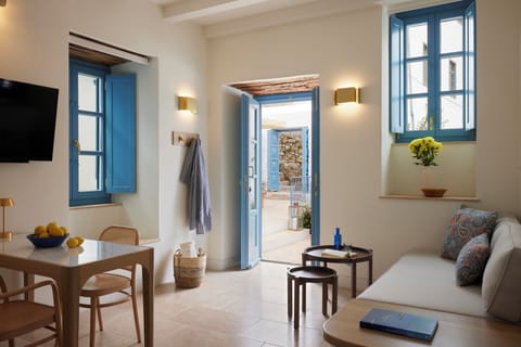 Comfort Suite | Living area | Flat-screen TV