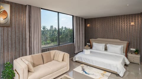 Family Suite | Egyptian cotton sheets, premium bedding, desk, laptop workspace