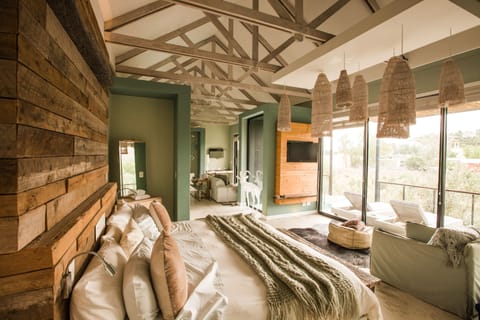 Premier Suite | Premium bedding, in-room safe, desk, cribs (free)