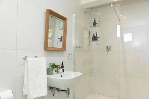 Comfort Double or Twin Room, Air conditioning | Bathroom | Hair dryer, towels, soap, shampoo