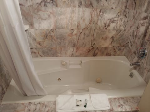 Panoramic Single Room, Hot Tub (3RD FLOOR - JAC SK NS) | Bathroom | Combined shower/tub, free toiletries, hair dryer, towels