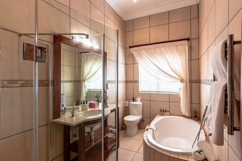 Family Suite | Bathroom | Free toiletries, hair dryer, towels