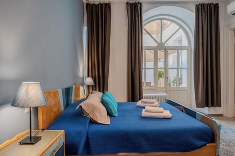 Luxury Triple Room | Desk, laptop workspace, free WiFi