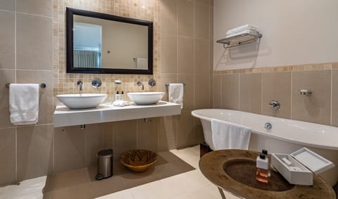 Junior Suite (Ocean) | Bathroom | Free toiletries, hair dryer, bathrobes, slippers