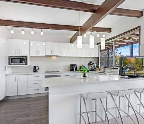 Comfort House, 4 Bedrooms (NPH003) | Private kitchen | Microwave, oven, stovetop, cookware/dishes/utensils
