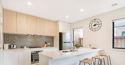 House, 5 Bedrooms (VGR021) | Private kitchen | Fridge, microwave, oven, stovetop
