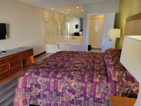 Honeymoon Suite | Desk, free WiFi