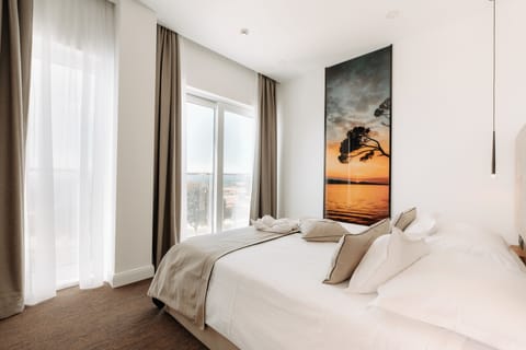 Deluxe double room with balcony and sea view | Minibar, in-room safe, desk, laptop workspace