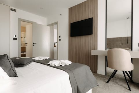 Junior Suite with balcony and sea view | Minibar, in-room safe, desk, laptop workspace