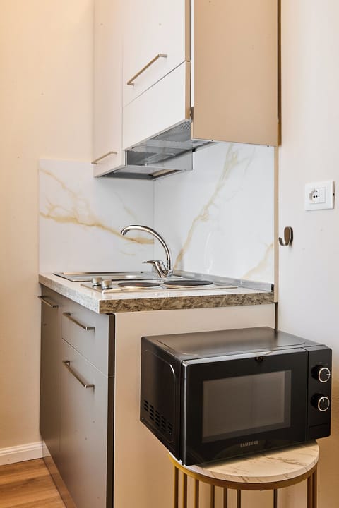 Comfort Townhome | Private kitchen | Mini-fridge
